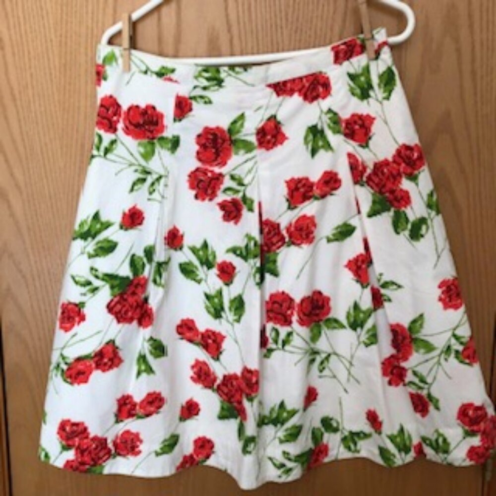 Vintage 1990s Y2K Isaac Mizrahi Cotton Pleated Floral Skirt 12 Red White Roses